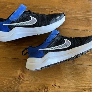 Boys size 1Y Nike shoes